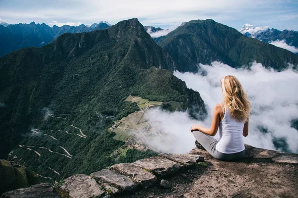 Calmo Inspiração Pico Alto Montanha Jovem Turista Vestido Desgaste Ativo — Fotografia de Stock