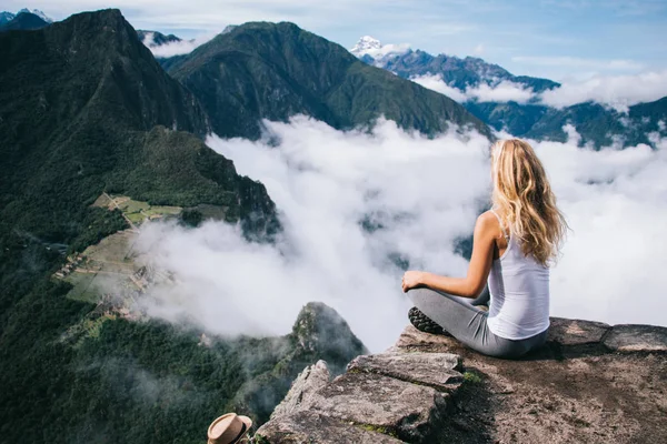 Junge Frau Mit Blonden Haaren Sitzt Lotus Auf Einem Felsen — Stockfoto