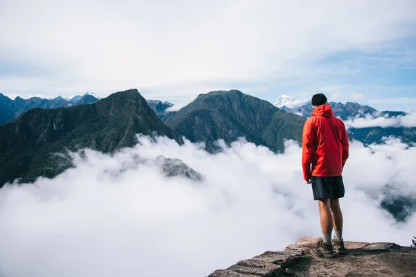 Beyaz Mist Traveler Çevre Doğal Güzelliği Zevk Zirvesi Kenarında Duran — Stok fotoğraf