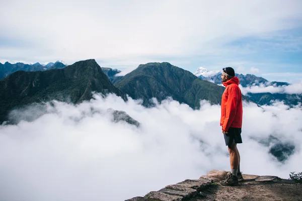 Sakin Ilham Yüksek Yeşil Dağların Tadını Aktif Giyim Giyinmiş Deneyimli — Stok fotoğraf