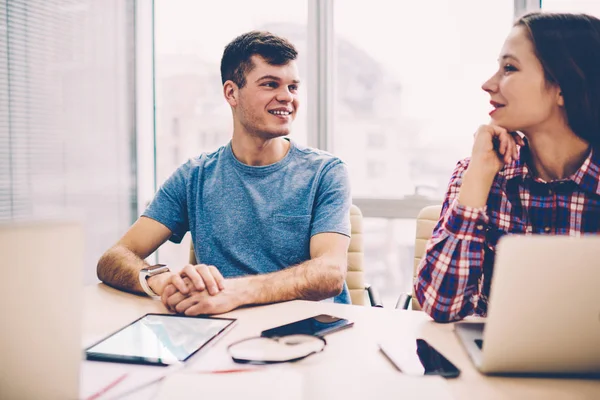 Dois Adolescentes Sorridentes Bem Sucedidos Casual Vestido Sentado Desktop Com — Fotografia de Stock