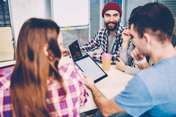 Grupo Personas Sonrientes Que Buscan Información Para Nuevo Proyecto Universidad — Foto de Stock