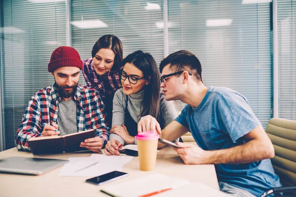 Grupo Jóvenes Adolescentes Exitosos Hombres Mujeres Que Trabajan Juntos Proyecto — Foto de Stock