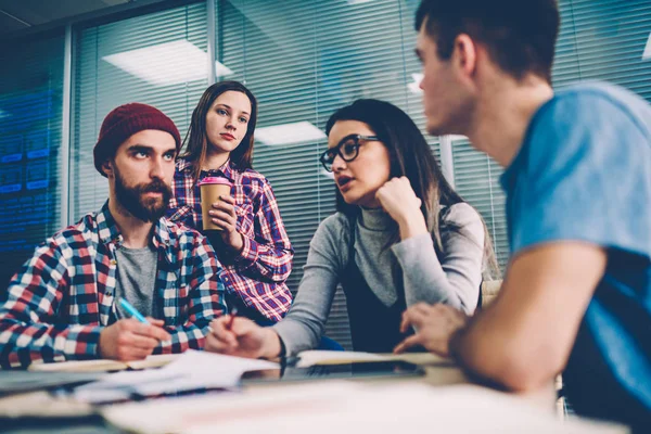 Étudiants Intelligents Hommes Femmes Faisant Recherche Ensemble Préparer Les Devoirs — Photo