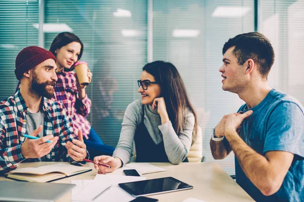 Glimlachend Mannelijke Student Huiswerk Bespreken Met Collega Universiteitscampus Project Succesvolle — Stockfoto