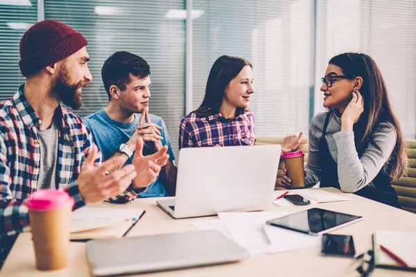 Étudiants Masculins Féminins Coopérant Sur Travail Domicile Faisant Projet Démarrage — Photo