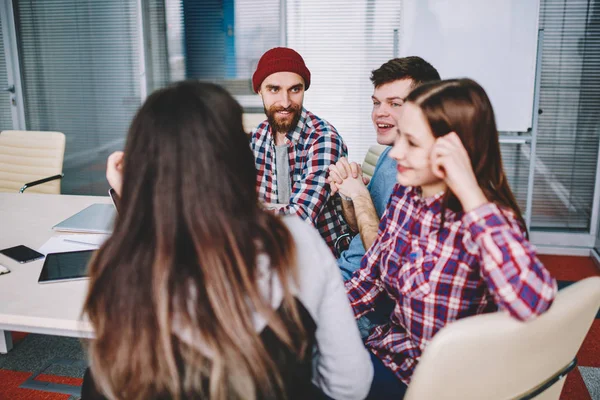 Jeunes Étudiants Caucasiens Souriants Hommes Femmes Appréciant Passer Temps Ensemble — Photo