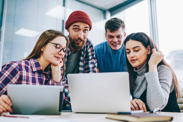 Homens Mulheres Millennial Novos Que Gastam Tempo Com Tecnologia Escritório — Fotografia de Stock