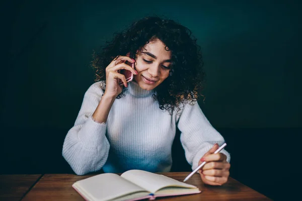 Lachende Vrouw Journalist Maken Van Positieve Gesprek Tijd Voor Interview — Stockfoto