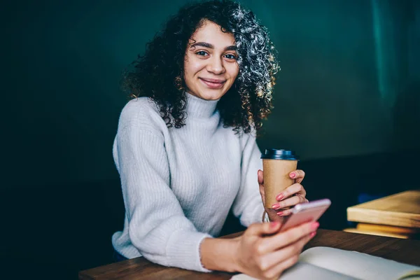 Wohlhabende Millennial Bloggerin Genießt Morgenkaffee Beim Einchecken Auf Dem Handy — Stockfoto