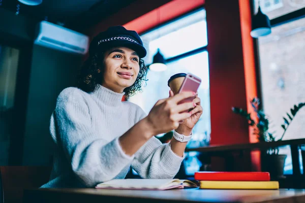 Smiling Hipster Girl Using Wireless Internet Chatting Smartphone Coffee Break — Stock Photo, Image