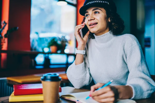 Attraktive Hipster Mädchen Die Handy Anrufe Über Die Anwendung Der — Stockfoto