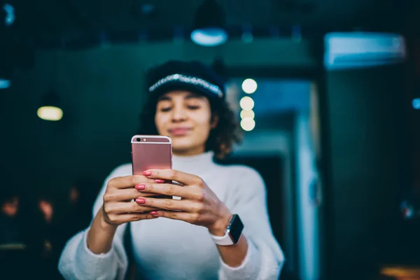 Selective Focus Female Hands Smartphone Hipster Girl Holding Mobile Phone — Stock Photo, Image