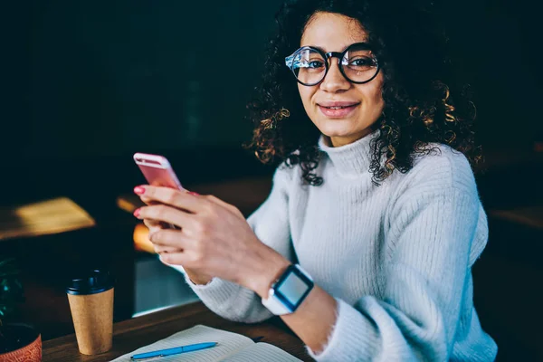 Porträtt Leende Kvinnliga Bloggare Slitage Trendiga Glasögon För Ger Yeys — Stockfoto