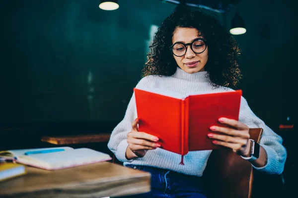 Jonge Hipster Meisje Met Krullend Kapsel Lezen Interessant Boek Zittend — Stockfoto