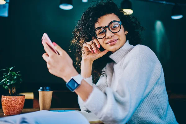 Vidám Göndör Csípő Lány Asztal Gazdaság Mobil Telefon Alkalmazás Frissítése — Stock Fotó