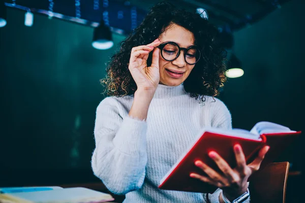 Gelukkig Lachend Vrouwelijke Student Bril Positieve Romantische Roman Lezen Binnenshuis — Stockfoto