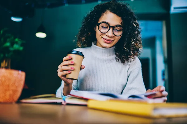 Vrolijke Krullend Hipster Meisje Genieten Van Cafeïne Drank Literatuur Zitten — Stockfoto