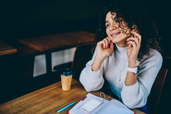 Smiling Curly Hipster Girl Wear Casual Look Feeling Excited Happy — Stock Photo, Image