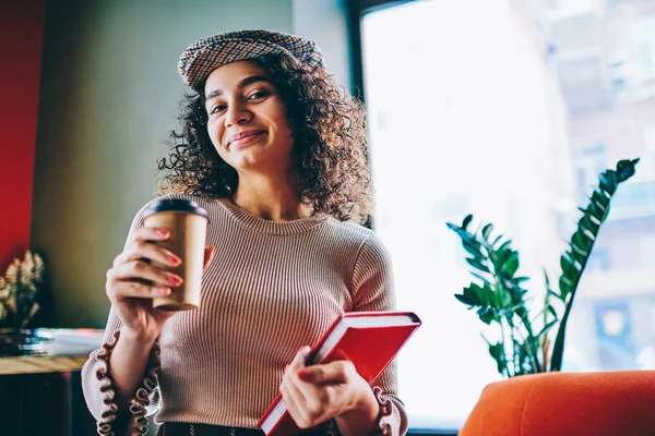 Halblanges Porträt Eines Fröhlichen Hipster Mädchens Das Zeit Auf Autodidakt — Stockfoto