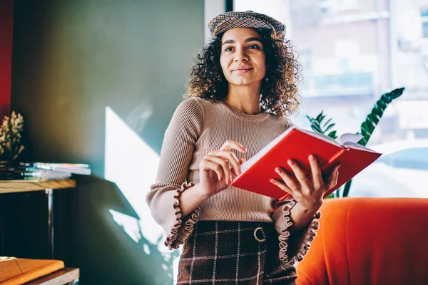 Trendy Slimme Vrouwelijke Student Modieuze Glb Staande Met Boek Universiteitscampus — Stockfoto