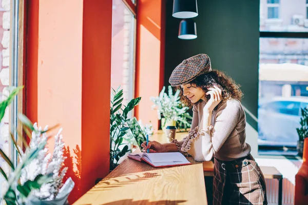 Escritora Femenina Sonriente Moda Aspecto Elegante Creando Nuevo Capítulo Para —  Fotos de Stock