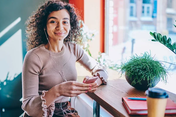 Portrait Prosperous Female Meloman Wear Electronic Headphones Enjoying Positive Playlist — Stock Photo, Image