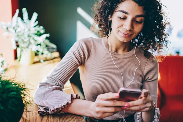 Attraktives Hipster Mädchen Hört Hörbuch Über Mobile Anwendung Und Elektronische — Stockfoto