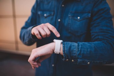 Bildirim günü ile modern organizasyon app, adamın elleri yeni güncelleştirmeleri ve iletilerini gönderen giyilebilir bilgisayar kol saati ile planlama dijital smartwatch ekranda kontrol adama kırpılmış görüntü