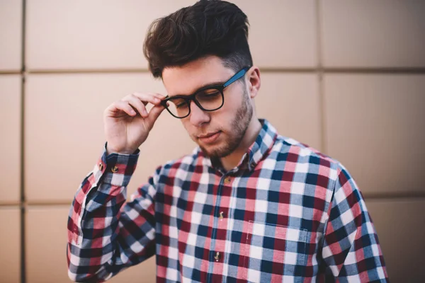 Schöner Junger Mann Trendigem Hemd Und Brille Posiert Auf Wandhintergrund — Stockfoto