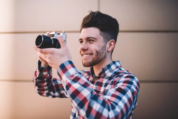 Chico Hipster Alegre Camisa Elegante Disfrutando Hacer Fotografía Cámara Vintage — Foto de Stock