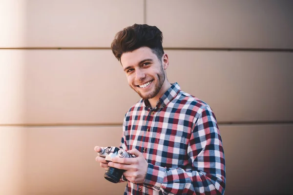 Retrato Fotógrafo Masculino Profesional Alegre Con Camisa Elegante Disfrutando Trabajo —  Fotos de Stock