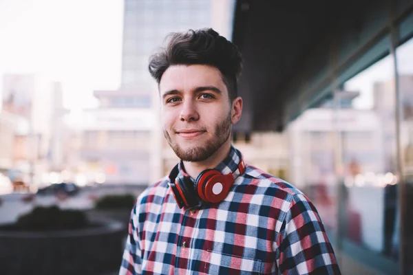 Portrait Handsoem Young Man Casual Wear Modern Acessory Listening Music — Stock Photo, Image