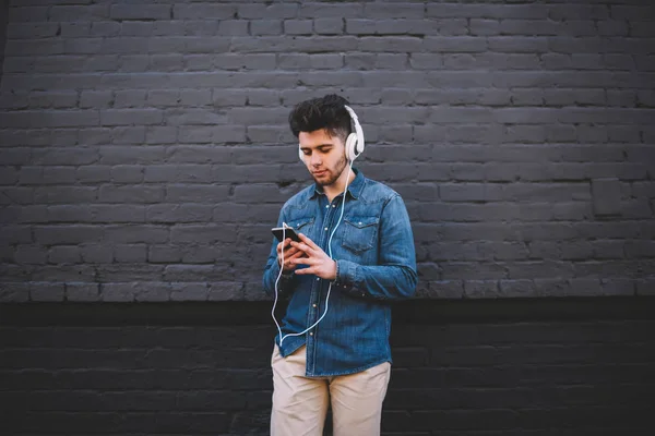 Nadenkend Jongeman Downloaden Lied Aan Smartphone Afspeellijst Dol Muziek Stereo — Stockfoto