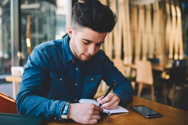 Pensivo Homem Talentoso Escrevendo Informações Bloco Notas Texto Criativo Para — Fotografia de Stock