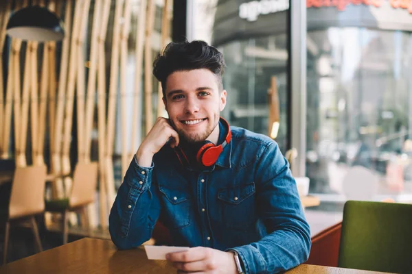 Half Length Portrait Cheerful Bearded Guy Sitting Cafe Holding Credit — Stock Photo, Image