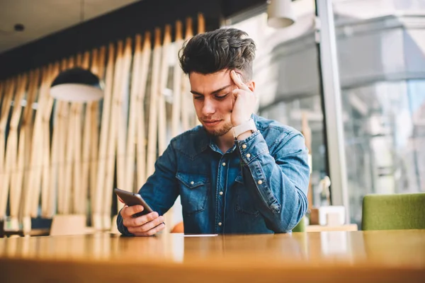 Benadrukt Mannelijke Gevoel Hoofdpijn Krijgen Van Bill Smartphone Mail Zittend — Stockfoto