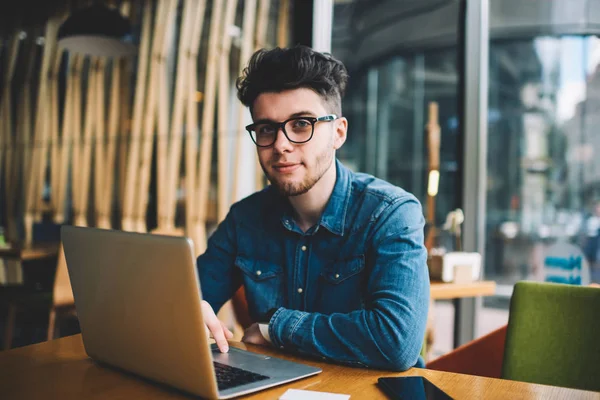 Portrait Beau Jeune Homme Programmeur Lunettes Pour Protection Vision Travaillant — Photo