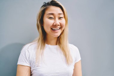 Temel giyim içtenlikle kameraya gülme yarım uzunluk yarım uzunlukta muhteşem başarılı Asyalı kadın portresi giymiş. Cilt, muhteşem başarılı Asyalı kadın dresse kozmetik olmadan hayat tatlı gülümseyen Çince ile doğal Hayır kadın makyaj