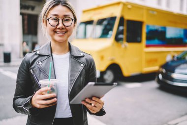 Boş vakit Street becerikli alet ile gözlükler muhteşem müreffeh Asyalı kadın yarım uzunluk portre. Kameraya süre seyir tatlı duygusal hippi kız kırpılmış görüntü