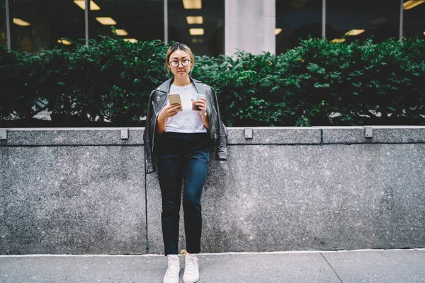 Full Längd Porträtt Unga Attraktiva Asiatisk Kvinna Glasögon Uppdatera Programvara — Stockfoto