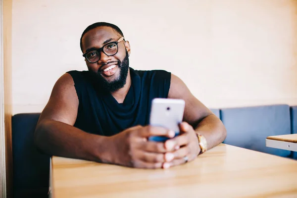 Vidám Afro Amerikai Szakállas Fickó Ajtók Használ Mozgatható Telefon Sikeres — Stock Fotó