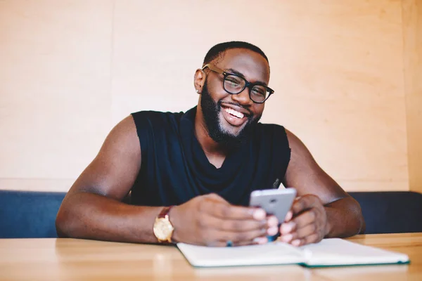 Vidám Afro Amerikai Fiatal Szakállas Ember Megelégedett Val Csevegés Smartphone — Stock Fotó