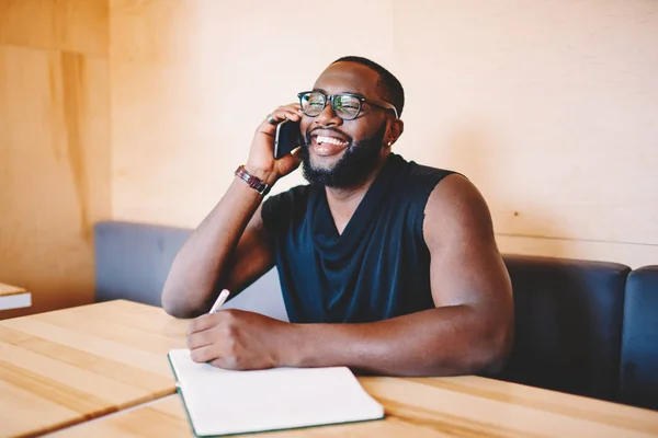 Örömteli Afro Amerikai Csípő Srác Nevetve Telefon Beszélgetés Közben Barátom — Stock Fotó