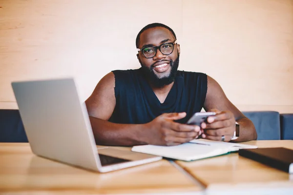Porträt Eines Fröhlichen Afrikanisch Amerikanischen Millennial Mannes Brille Der Sein — Stockfoto