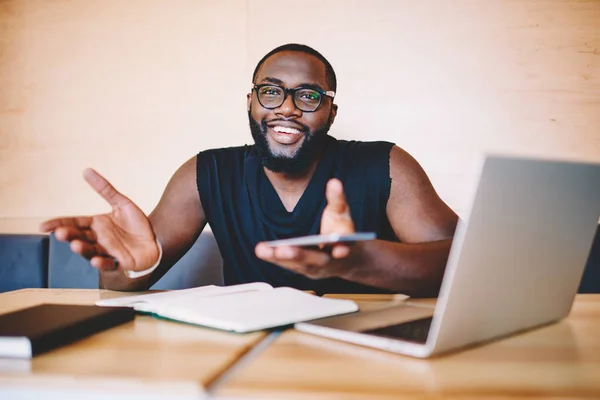 Vrolijke Afro Amerikaanse Man Gebaren Bedrijf Smartphone Tevreden Welvarende Freelance — Stockfoto