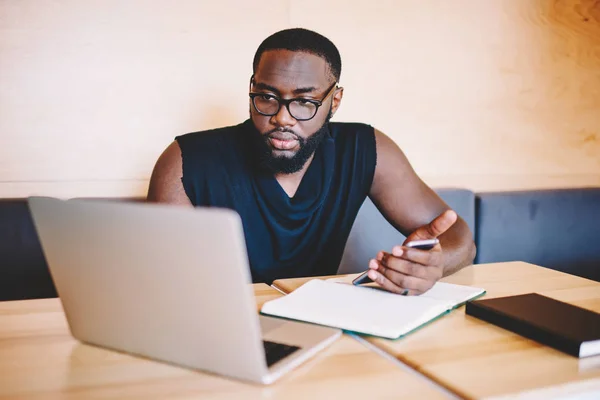 Súlyos Afro Amerikai Millenniumi Férfi Néz Video Laptop Számítógép Gazdaság — Stock Fotó