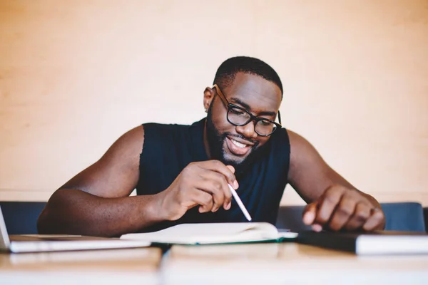 Glimlachend Afro Amerikaanse Man Brillen Tijd Doorbrengen Autodidact Informatie Van — Stockfoto