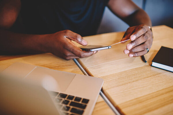 Cropped Image Man Hand Holding Smartphone Credit Card Making Transaction — Stock Photo, Image