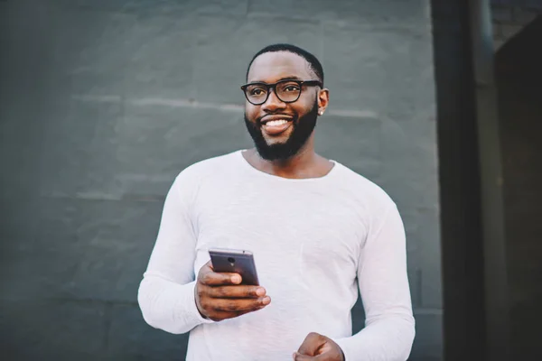 Alegre Afroamericano Masculino Gafas Usando Teléfono Móvil Aire Libre Mirando — Foto de Stock